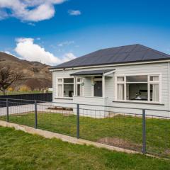 Lake Dunstan Cottage - Cromwell Holiday Home