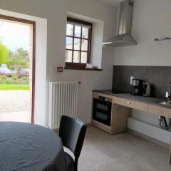 Junior Suite Triple PMR Résidentielle avec cuisine au Manoir de Mathan à Crépon 5mn d'Arromanches et 10 mn de Bayeux