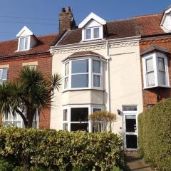 The Halt, Sheringham - 2x car spaces, Family friendly holiday home close to beach
