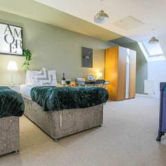 Bewdley House - 5 Bedroom 3.5 Bathroom House - Free Parking, Private Garden, Super-Fast Wifi and Smart TVs by Yoko Property