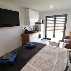 Studio BLEU, Neuf, classé 3 étoiles, Clim, Wifi, Lave-linge, Lit King Size, au calme et à 800m des plages de Valras Plage