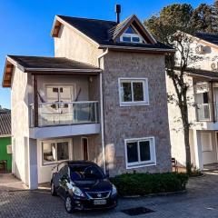 Casa Triplex com 03 Suítes, Cond no Centro Gramado