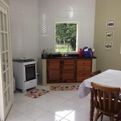 Chalé em meio à natureza, com riacho no quintal