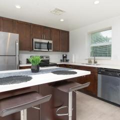 Spacious entire Apartment with Free Parking