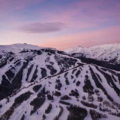 Comfortable And Convenient Ski In, Ski Out 4 Bedroom Condo In Snowmass Village