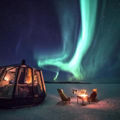 Aurora Igloo with private hot tub by Invisible Forest Lodge