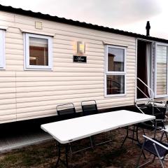 Impeccable 4-Bed Caravan in Clacton-on-Sea