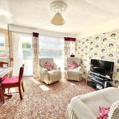 Quiet and Comfy 2- bedroom Holiday Chalet, walk to the beach, Norfolk