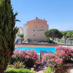 Appart avec piscine, entre plage, port et falaises