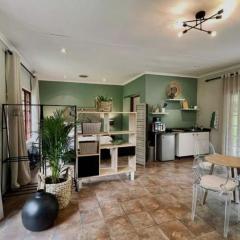 Angazi Guesthouse Unit 1 - Modern & tranquil open plan apartment with pool