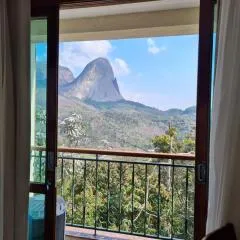 Vista para Pedra Azul e TV de 85''