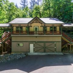 New Listing! Bavarian Cabin - 2 Bedrooms, 8 Minutes to Dahlonega, Hot Tub, Game Room