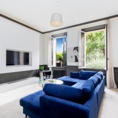 Stylish Town House with 3 bedrooms and private parking