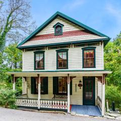 Enchanting Cottage, Center of Historic Downtown!