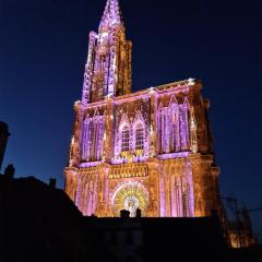 Face à la cathédrale