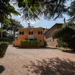 Red Elegant and Charming Country House near Rome