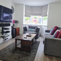 Pass the Keys Attractive Modern 2 Bedroom House in Harborne