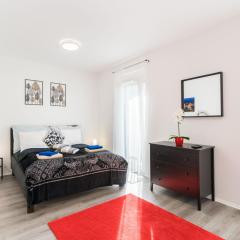 New Blue Danube Apartment with Balcony and Parking