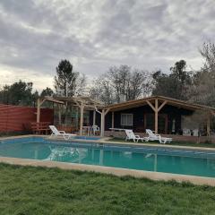 Agradable Cabaña con Gran Piscina y Tinaja