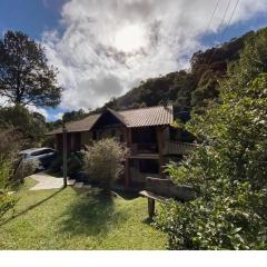 Lindo REFÚGIO ao lado do rio, em Anitápolis