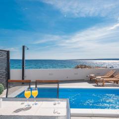 Villa Eni Beachfront apartment with pool