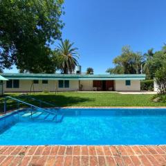 CASA con gran parque y piscina en calle privada