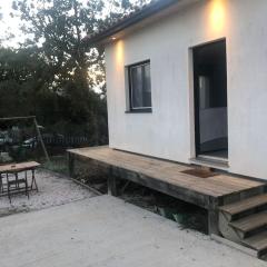 Charment logement avec parking et jardin privatif