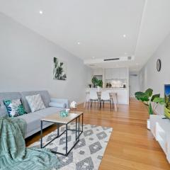 KOZYGURU \ Bondi Beach \ Kozy 2 Bed APT + FREE PARKING \ Walk To BEACH & SHOPS\ NBD108