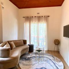 Angazi Guesthouse Unit 2 - Upmarket one bedroom apartment with pool