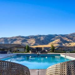 Luxury Retreat - King Beds, Hot Tub, & Pool - Family & Remote Work Friendly