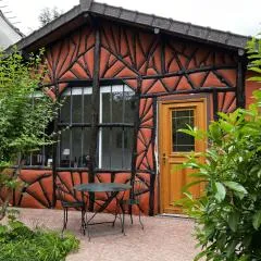 Charming independent guest house - spacious studio with terrace and garden, 25 minutes from Paris