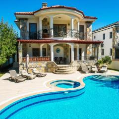 Hot tub-Fireplace-Pets-Sleeps 11-Bbq-Pool-Parking