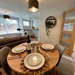 Chic 2BR Haven - Contemporary Flat in Hoddesdon