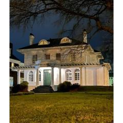 Grand Old White Capitol Executive Suite