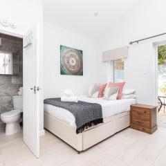 Contemporary studio with private patio, free on-street parking and underfloor heating（Stylish studio flat with private patio and free on-street parking）