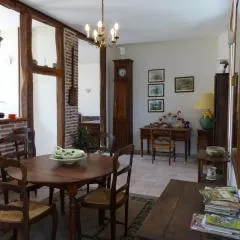 Maison de charme avec cheminée et jardin à Dompierre-sur-Besbre - FR-1-489-112
