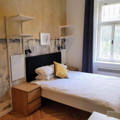 Stylish studio apartment by Namesti Miru