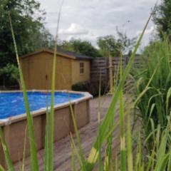 Maison avec piscine d'été dans un quartier calme