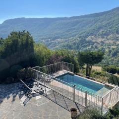 Gites en Ardèche avec Piscine et vue magnifique sur la vallée