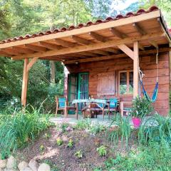 Cabane dans les bois avec vue sur les Pyrénées