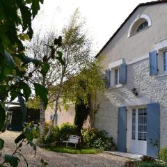 Gîte Saint-Genis-d'Hiersac, 3 pièces, 4 personnes - FR-1-653-162