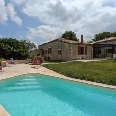 Maison spacieuse avec piscine chauffée, jardin clos, terrasses, cheminée, et équipements bébé inclus. - FR-1-653-183