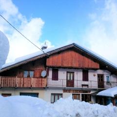 Appartement cosy 6 pers. avec balcon au village, proche parking et local à skis - FR-1-342-291