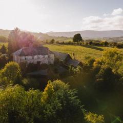 Beautiful farmhouse near Abergavenny - Sleeps 6-22