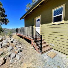 Cheerful one bedroom loft cabin close to wineries