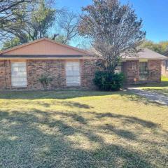 New! Fun just 20 min from Dallas 3-BRM Home