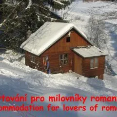 Srub na svahu sjezdovky v Radvanicích