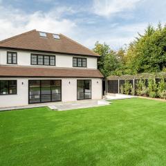 Pass the Keys Luxury 4 Bedroom home with large garden