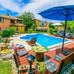 Awesome Home In Cabrunici With Outdoor Swimming Pool, 3 Bedrooms And Wifi