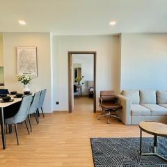 市中心Sky River无边泳池97平方温馨家庭房山景房有停车位 三房两卫 近夜市古城 年终大促